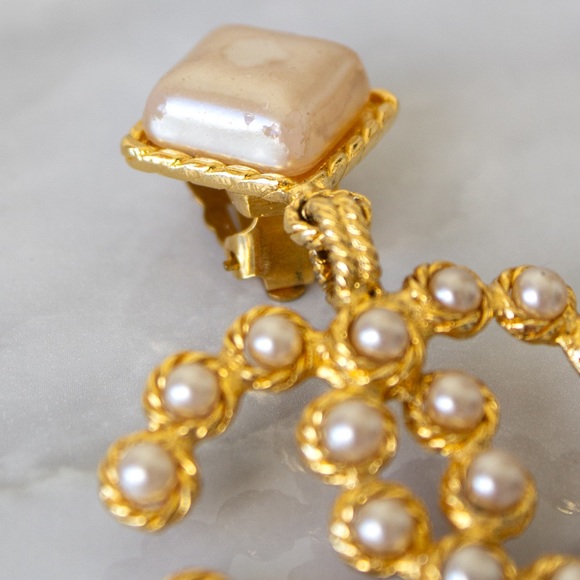 Chanel Vintage S/S 1992 Gold-Plated CC Logo Pearl Collection 28 Clip Earrings - Picture 6 of 11